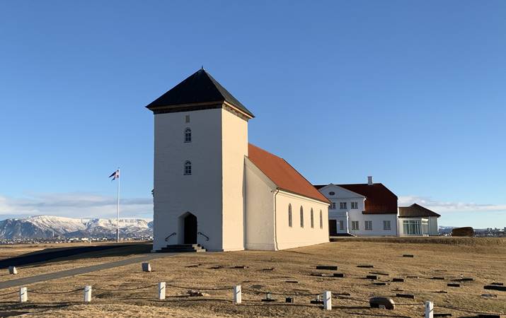 Bessastaðakirkja á fögrum degi - kl. 17.00 á morgun verður lagt upp frá kirkjunni í 5 kílómetra íhugunargöngu - mynd: hsh