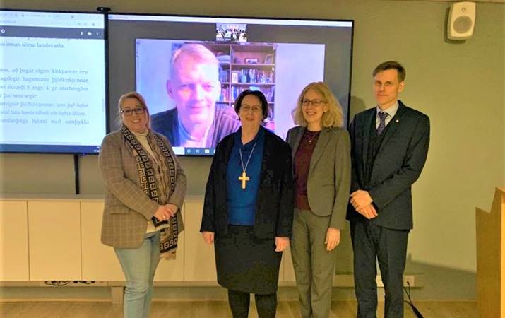 Síðasti kirkjuráðsfundurinn: Frá vinstri: Sr. Arna Grétarsdóttir, Stefán Magnússon (á skjánum), sr. Agnes M. Sigurðardóttir, forseti kirkjuráðs, Svana Helen Björnsdóttir, og sr. Axel Á. Njarðvík. Mynd: hsh