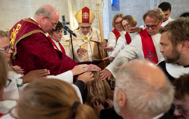 Sr. Kristján, vígslubiskup til vinstri, fyrir miðju með mítur á höfði, Ibrahim biskup, sr. Hildur Inga honum til hægri handar